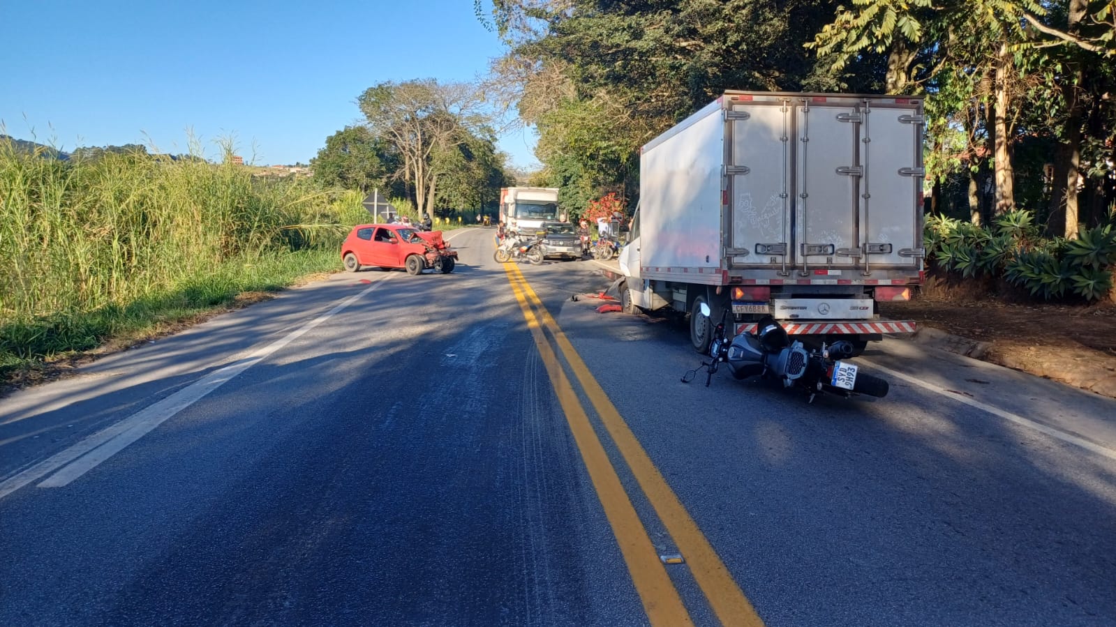 ACIDENTE NA BR 265 ENTRE BARROSO E TIRADENTES DEIXA DOIS FERIDOS